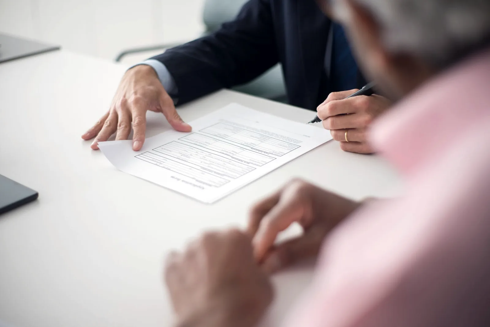 Deux professionnels signent un contrat lors d’un rendez-vous de conseil