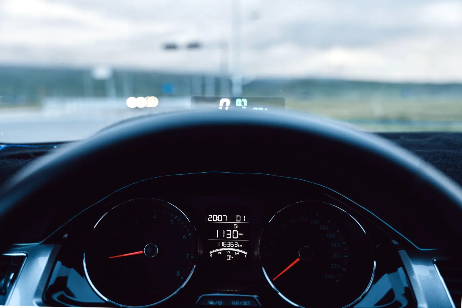 Tableau de bord d’une voiture sur une route dégagée